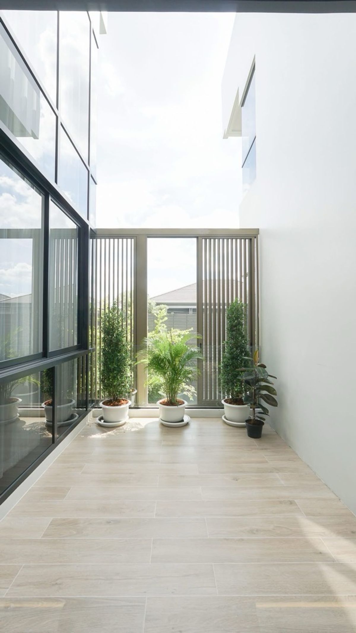 บ้านพัฒนาการ ศรีนครินทร์ : 📢 บ้านหรู 3 ชั้น ในโครงการ Bugaan Krungthep Kreetha พร้อมระบบรักษาความปลอดภัยระดับสูง เฟอร์นิเจอร์ครบ พร้อมลิฟต์ส่วนตัว เดินทางสะดวกได้หลายเส้นทาง ใกล้ห้างสรรพสินค้า โรงเรียนอินเตอร์ และโรงพยาบาลชั้นนำ