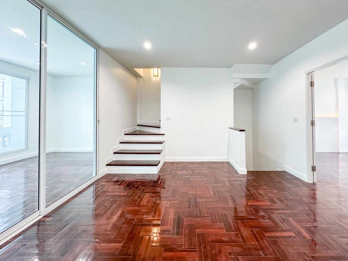 ขายทาวน์โฮมพัฒนาการ ศรีนครินทร์ : 🔥 HOT DEAL! ทาวน์โฮม 3 ชั้น “เดอะสยาม“ เฉลิมพระเกียรติ ร.9 ซ.38 ฟังก์ชันครบ คุ้มยิ่งกว่าเช่า! ✨