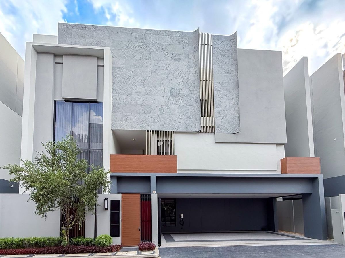 HousePattanakan, Srinakarin : 📢👇 Luxury 3-storey house in a secured compound at Bugaan Krungthep Kreetha. Fully furnished with an in-house lift. Convenient access via multiple main roads and close to numerous shopping malls, international schools, and hospitals.