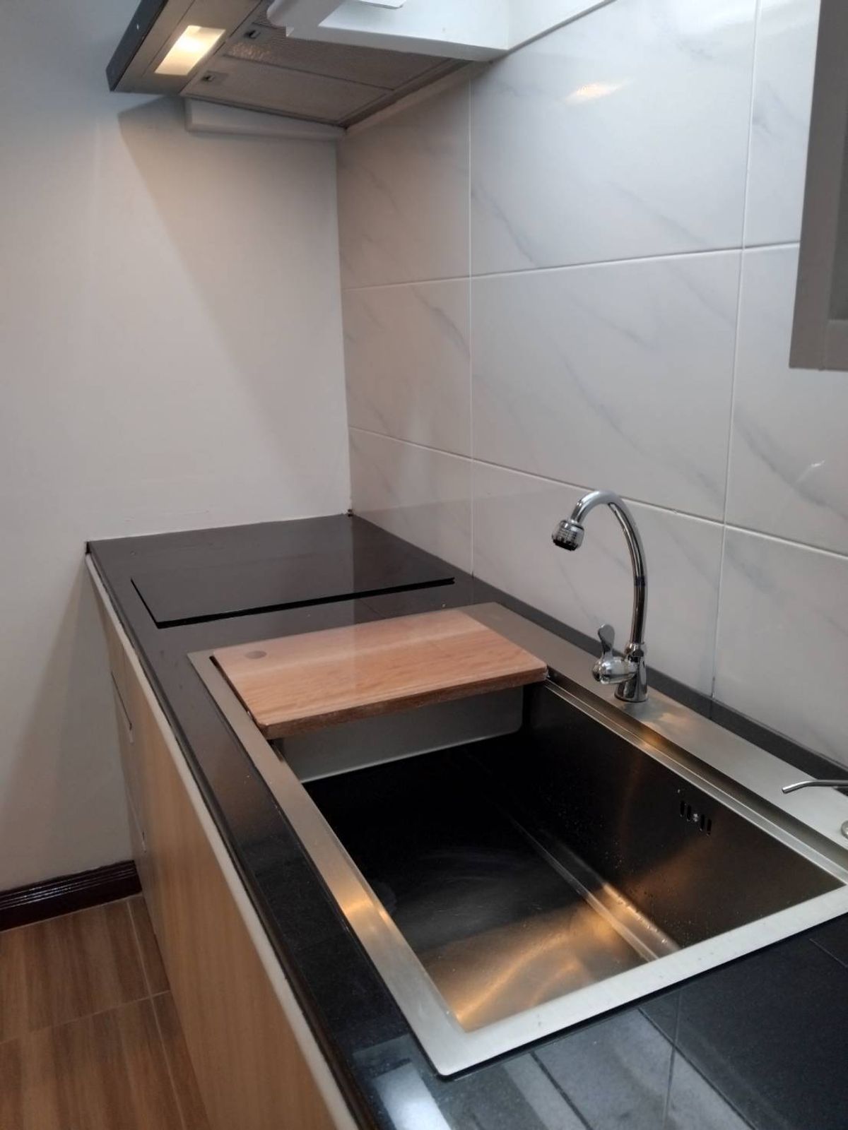 ให้เช่าคอนโดสุขุมวิท อโศก ทองหล่อ : ให้เช่าคอนโด ซิตี้ รีสอร์ท สุขุมวิท 49 ขนาด 61 ตร.ม. เฟอร์นิเจอร์ครบ (S03-2135)