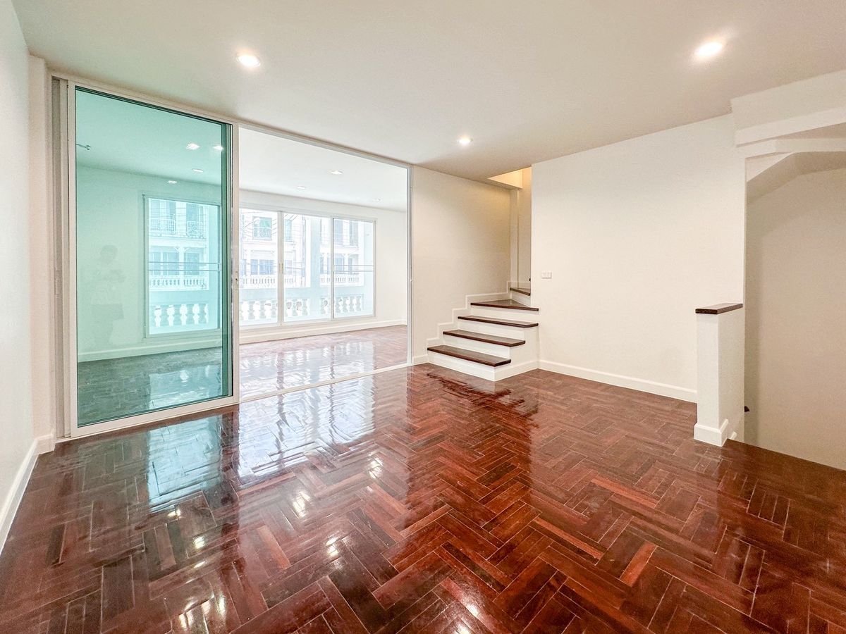 ขายทาวน์โฮมพัฒนาการ ศรีนครินทร์ : 🔥 HOT DEAL! ทาวน์โฮม 3 ชั้น “เดอะสยาม“ เฉลิมพระเกียรติ ร.9 ซ.38 ฟังก์ชันครบ คุ้มยิ่งกว่าเช่า! ✨