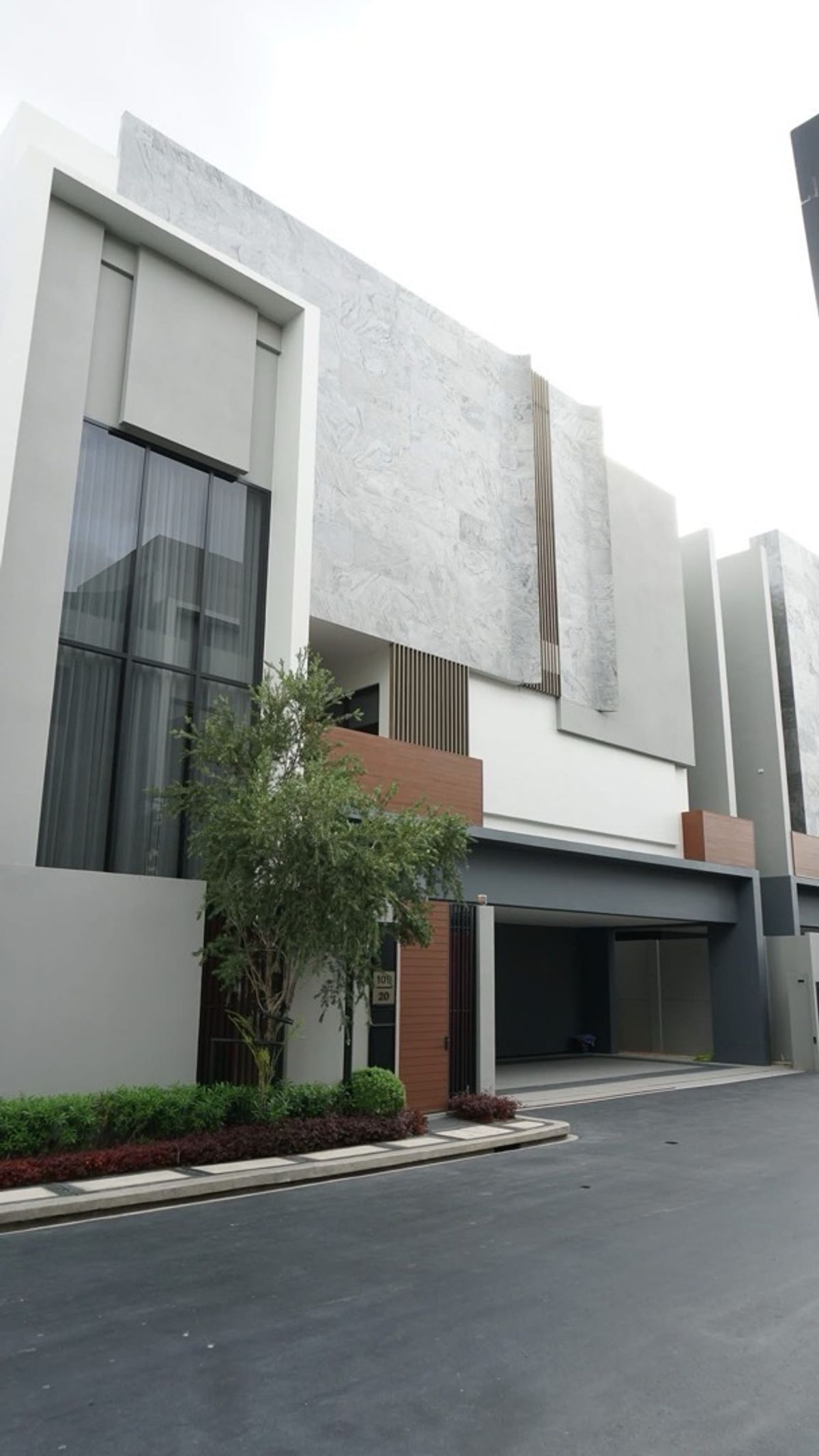 บ้านพัฒนาการ ศรีนครินทร์ : 📢 บ้านหรู 3 ชั้น ในโครงการ Bugaan Krungthep Kreetha พร้อมระบบรักษาความปลอดภัยระดับสูง เฟอร์นิเจอร์ครบ พร้อมลิฟต์ส่วนตัว เดินทางสะดวกได้หลายเส้นทาง ใกล้ห้างสรรพสินค้า โรงเรียนอินเตอร์ และโรงพยาบาลชั้นนำ