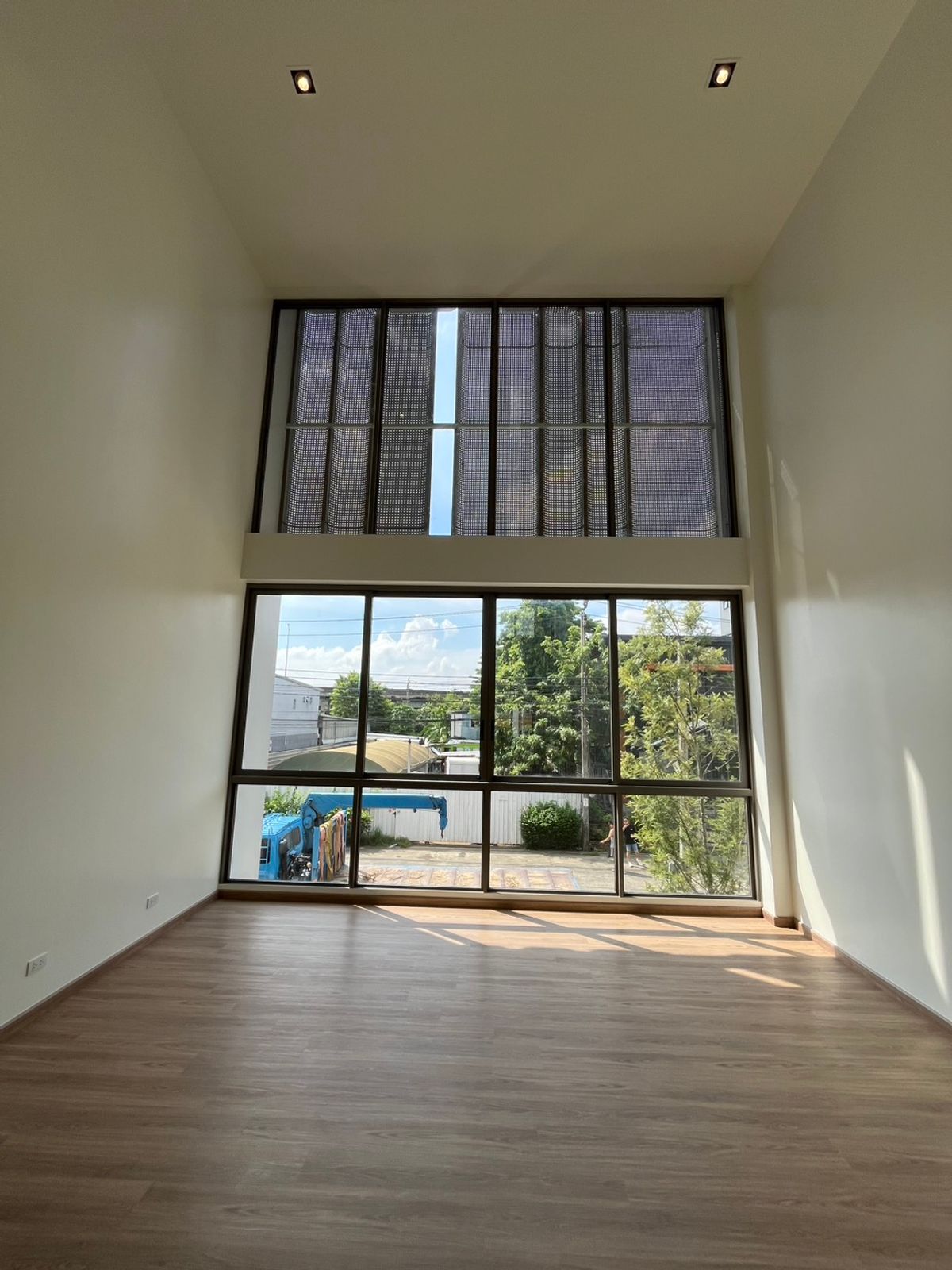 For SaleHome OfficeNawamin, Ramindra : RISE 46 Home Office Watcharapol-Sukapiban 5, luxury home office, 3.5 floors with private elevator, last 2 units left! Plot 5 | Land 41.28 sq m. | Usable area 407 sq m | Price only 15,000,000 baht (negotiable before closing the project) Peeraphong FIFA 087