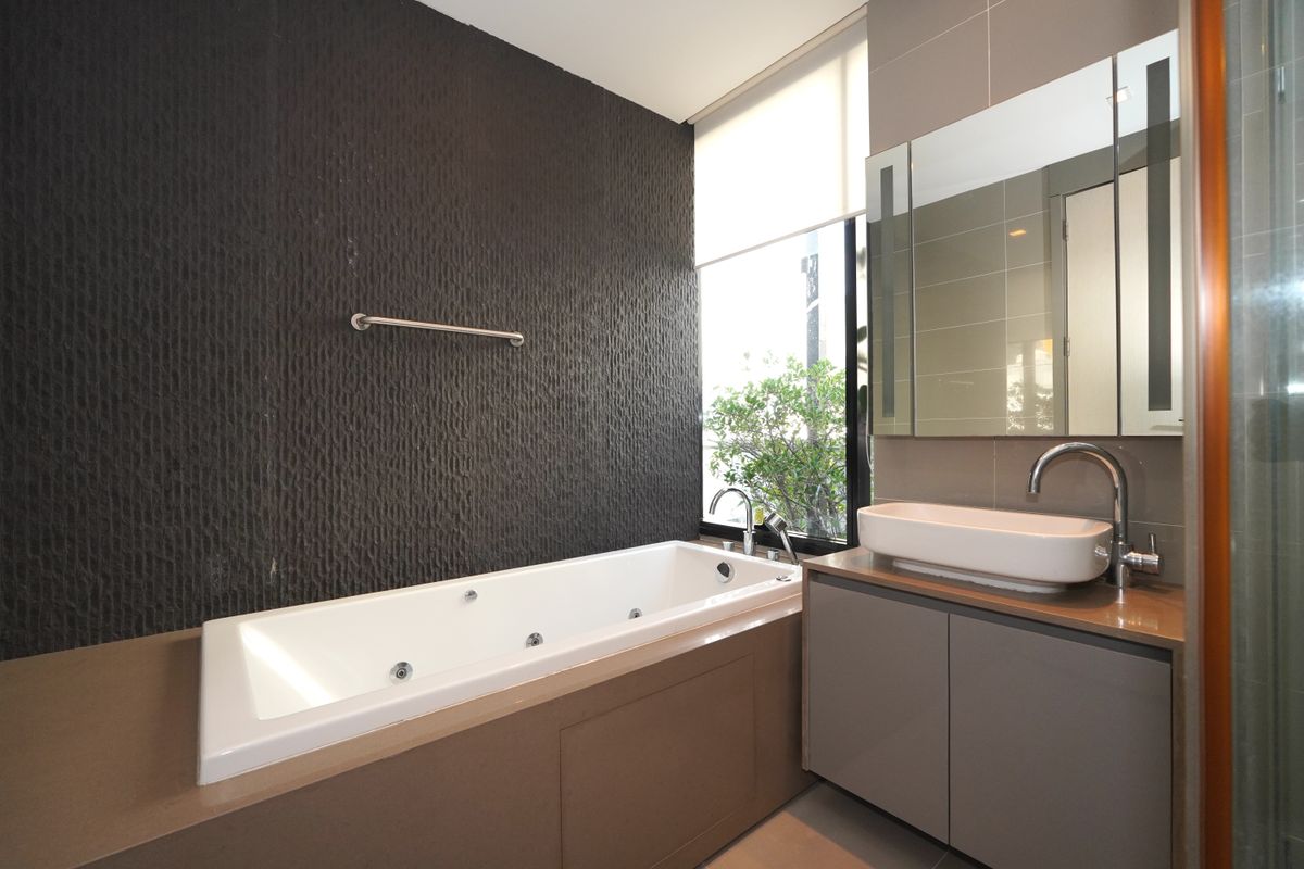 ให้เช่าคอนโดสีลม ศาลาแดง บางรัก : 🐶 เลี้ยงสัตว์ได้ ระเบียงใหญ่กว่า 70ตร.ม‼️. M Silom 350ม.จาก BTS ช่องนนทรี 