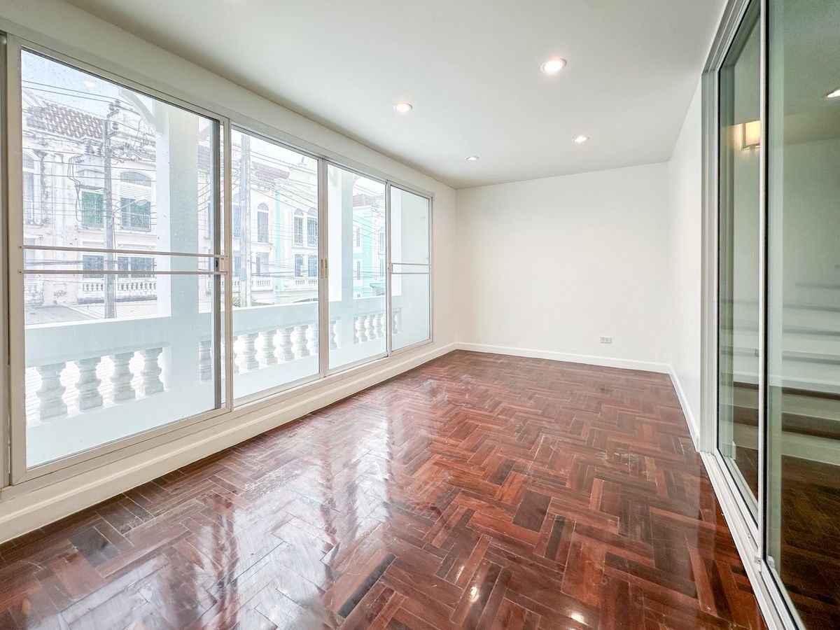 ขายทาวน์โฮมพัฒนาการ ศรีนครินทร์ : 🔥 HOT DEAL! ทาวน์โฮม 3 ชั้น “เดอะสยาม“ เฉลิมพระเกียรติ ร.9 ซ.38 ฟังก์ชันครบ คุ้มยิ่งกว่าเช่า! ✨