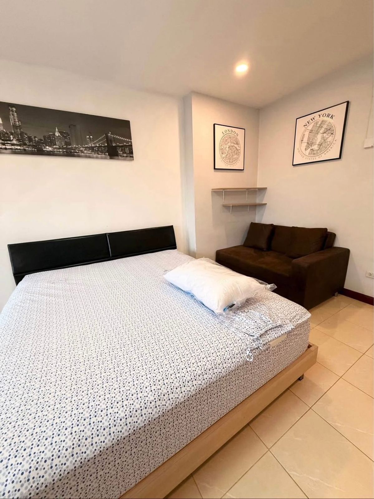 For RentCondoBangna, Bearing, Lasalle : Condo for rent, Country Complex Bangna, 15 minutes walk to BTS, large room.