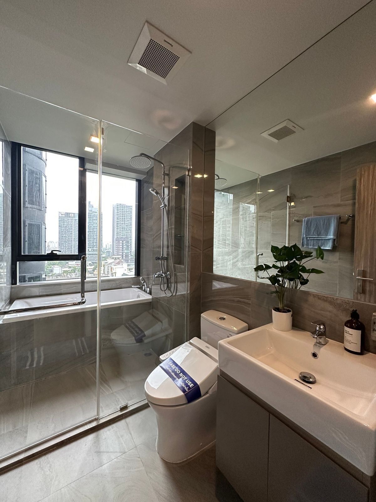 ขายคอนโดสุขุมวิท อโศก ทองหล่อ : ถ้าไม่ทัก แล้วจะพลาด ไอดีโอ คิว สุขุมวิท 36 ห้องตรงจากโครงการ ไม่ผ่านเอเจ้นท์ ราคาโปร 1 นอน 5.59 ล้านเท่านั้น แต่งครบ ฟรีส่วนกลาง 2 ปี พร้อมส่วนลดพิเศษหลังบ้าน