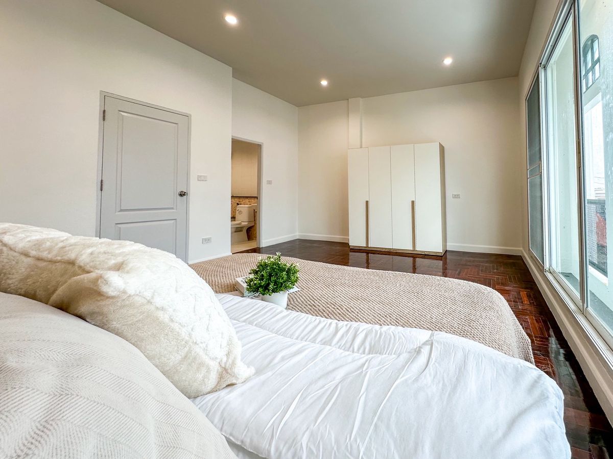 ขายทาวน์โฮมพัฒนาการ ศรีนครินทร์ : 🔥 HOT DEAL! ทาวน์โฮม 3 ชั้น “เดอะสยาม“ เฉลิมพระเกียรติ ร.9 ซ.38 ฟังก์ชันครบ คุ้มยิ่งกว่าเช่า! ✨