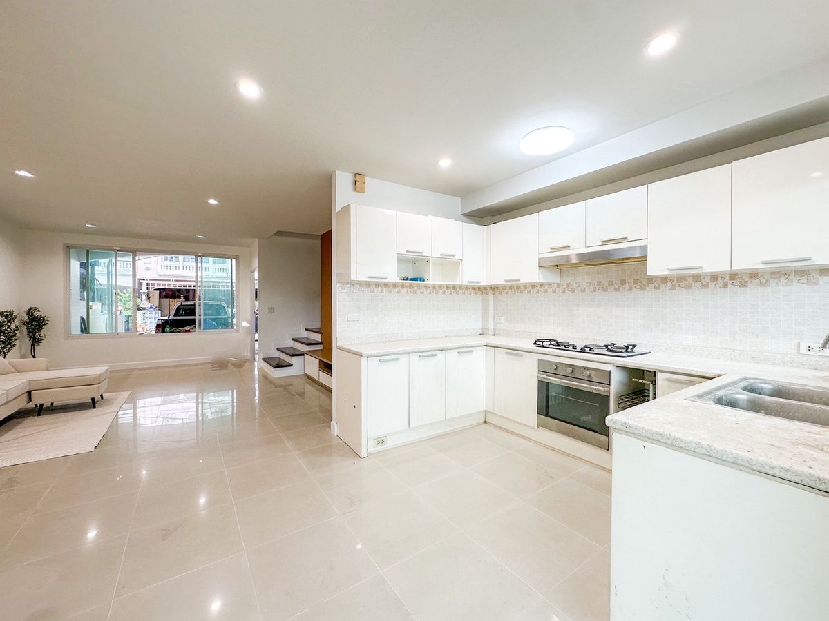 ขายทาวน์โฮมพัฒนาการ ศรีนครินทร์ : 🔥 HOT DEAL! ทาวน์โฮม 3 ชั้น “เดอะสยาม“ เฉลิมพระเกียรติ ร.9 ซ.38 ฟังก์ชันครบ คุ้มยิ่งกว่าเช่า! ✨