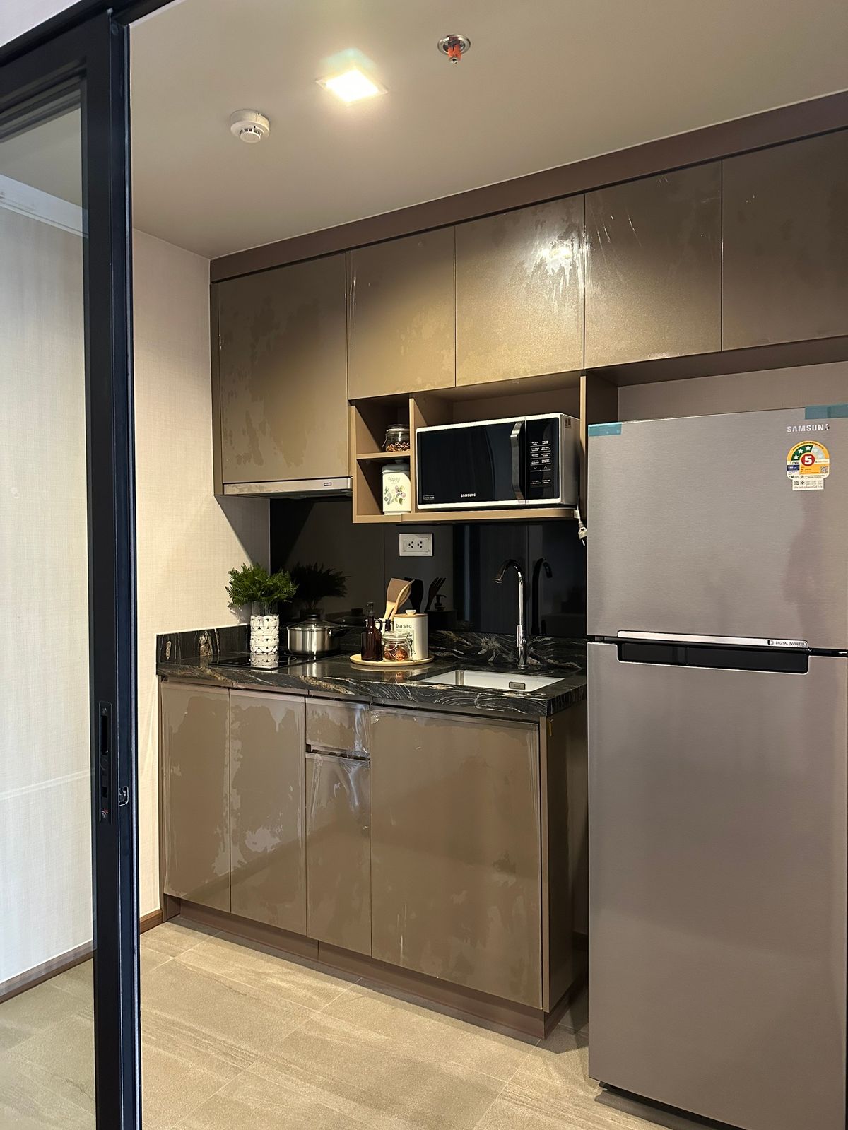 ขายคอนโดสุขุมวิท อโศก ทองหล่อ : ถ้าไม่ทัก แล้วจะพลาด ไอดีโอ คิว สุขุมวิท 36 ห้องตรงจากโครงการ ไม่ผ่านเอเจ้นท์ ราคาโปร 1 นอน 5.59 ล้านเท่านั้น แต่งครบ ฟรีส่วนกลาง 2 ปี พร้อมส่วนลดพิเศษหลังบ้าน