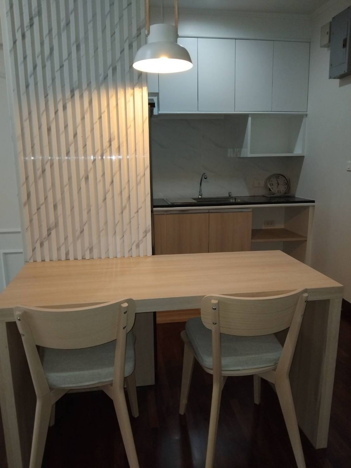 ให้เช่าคอนโดสุขุมวิท อโศก ทองหล่อ : ให้เช่าคอนโด ซิตี้ รีสอร์ท สุขุมวิท 49 ขนาด 61 ตร.ม. เฟอร์นิเจอร์ครบ (S03-2135)