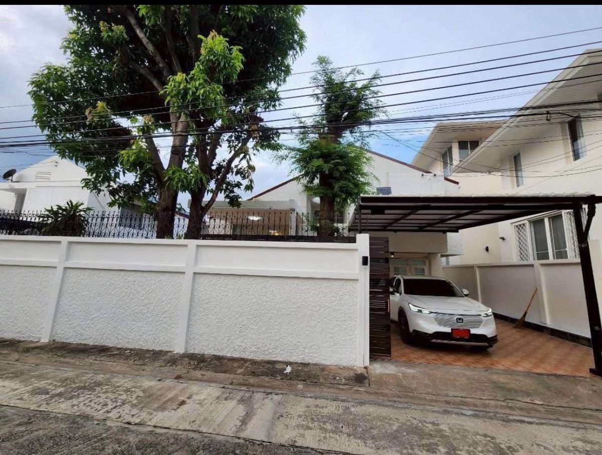 ให้เช่ารัชดา ห้วยขวาง : 🏡 บ้านหรู 5 ห้องนอน พร้อมสระว่ายน้ำส่วนตัว บนพื้นที่ใช้สอยกว่า 500 ตร.ม. ตกแต่งครบ พร้อมอยู่ ใกล้ MRT ห้วยขวาง และสถานทูตจีน เดินทางสะดวกทุกเส้นทาง