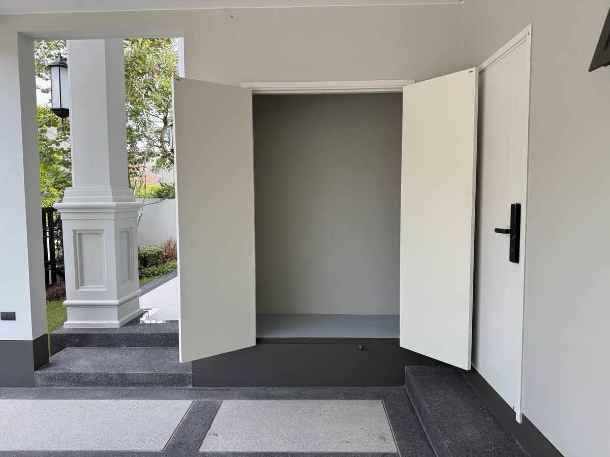 For RentHouseBangna, Bearing, Lasalle : #For rent 🚨 Rare Unit! Near the clubhouse - There are only 4 houses in the alley, premium decorations, ready to move in.