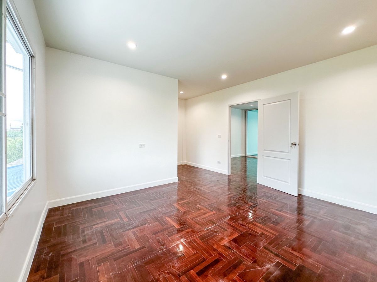 ขายทาวน์โฮมพัฒนาการ ศรีนครินทร์ : 🔥 HOT DEAL! ทาวน์โฮม 3 ชั้น “เดอะสยาม“ เฉลิมพระเกียรติ ร.9 ซ.38 ฟังก์ชันครบ คุ้มยิ่งกว่าเช่า! ✨