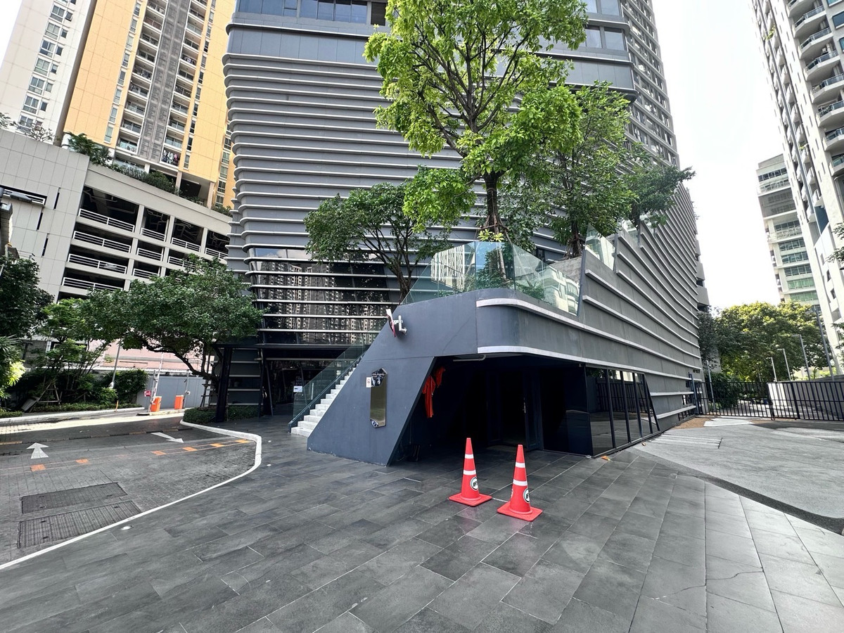 Retail SpaceSukhumvit, Asoke, Thonglor : Shop for sale/rent in front of Ideo Mobi Asoke Condo, Asoke - Rama 9 area, next to the road, area 191.05 sq m. | 082-4499822 Praewa
