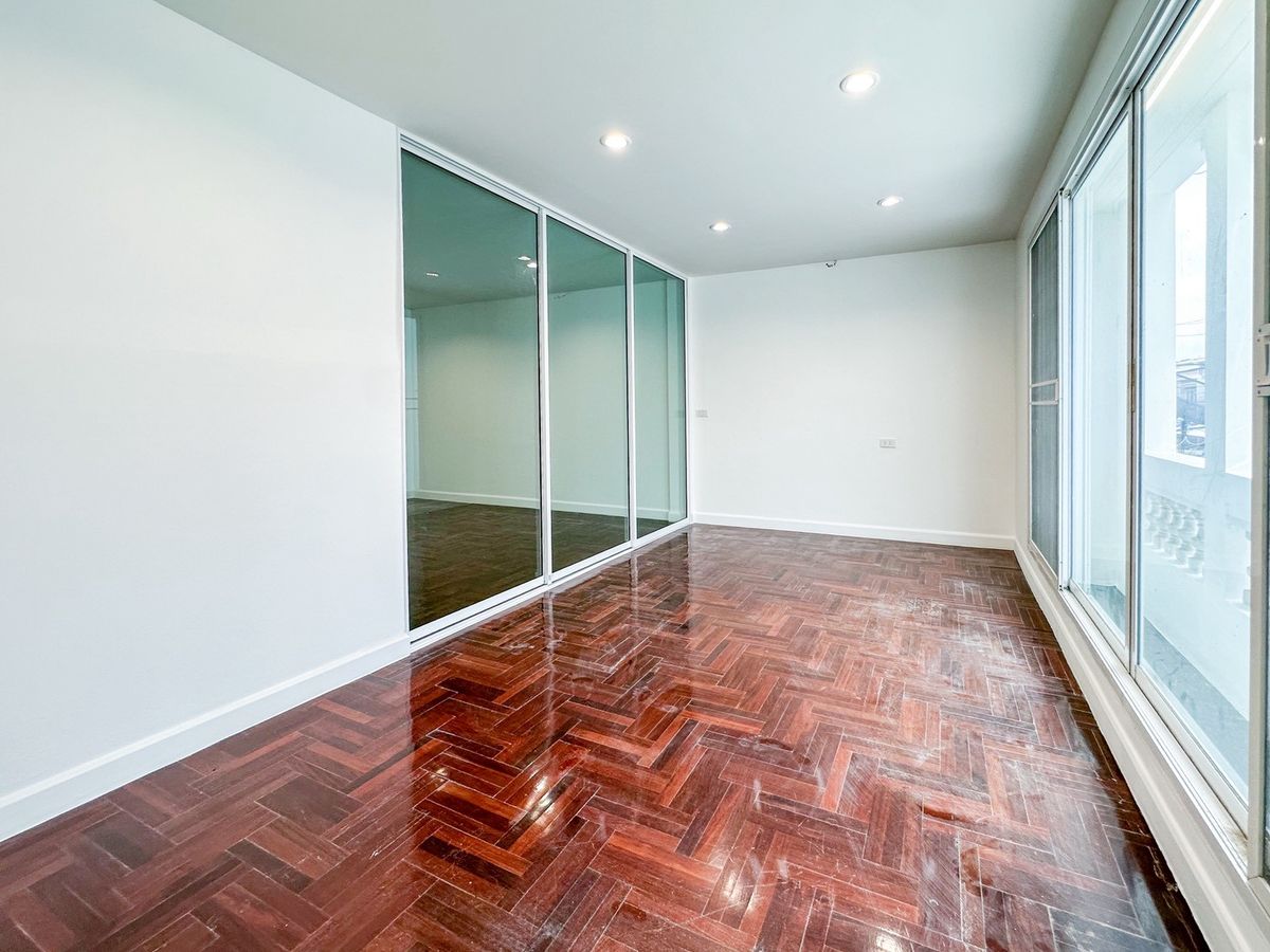 ขายทาวน์โฮมพัฒนาการ ศรีนครินทร์ : 🔥 HOT DEAL! ทาวน์โฮม 3 ชั้น “เดอะสยาม“ เฉลิมพระเกียรติ ร.9 ซ.38 ฟังก์ชันครบ คุ้มยิ่งกว่าเช่า! ✨