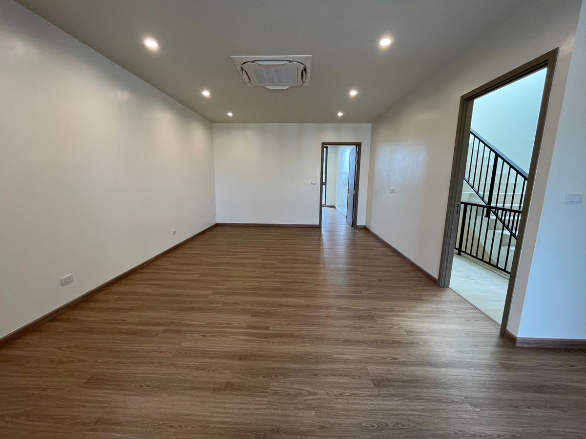 For SaleHome OfficeNawamin, Ramindra : RISE 46 Home Office Watcharapol-Sukapiban 5, luxury home office, 3.5 floors with private elevator, last 2 units left! Plot 5 | Land 41.28 sq m. | Usable area 407 sq m | Price only 15,000,000 baht (negotiable before closing the project) Peeraphong FIFA 087