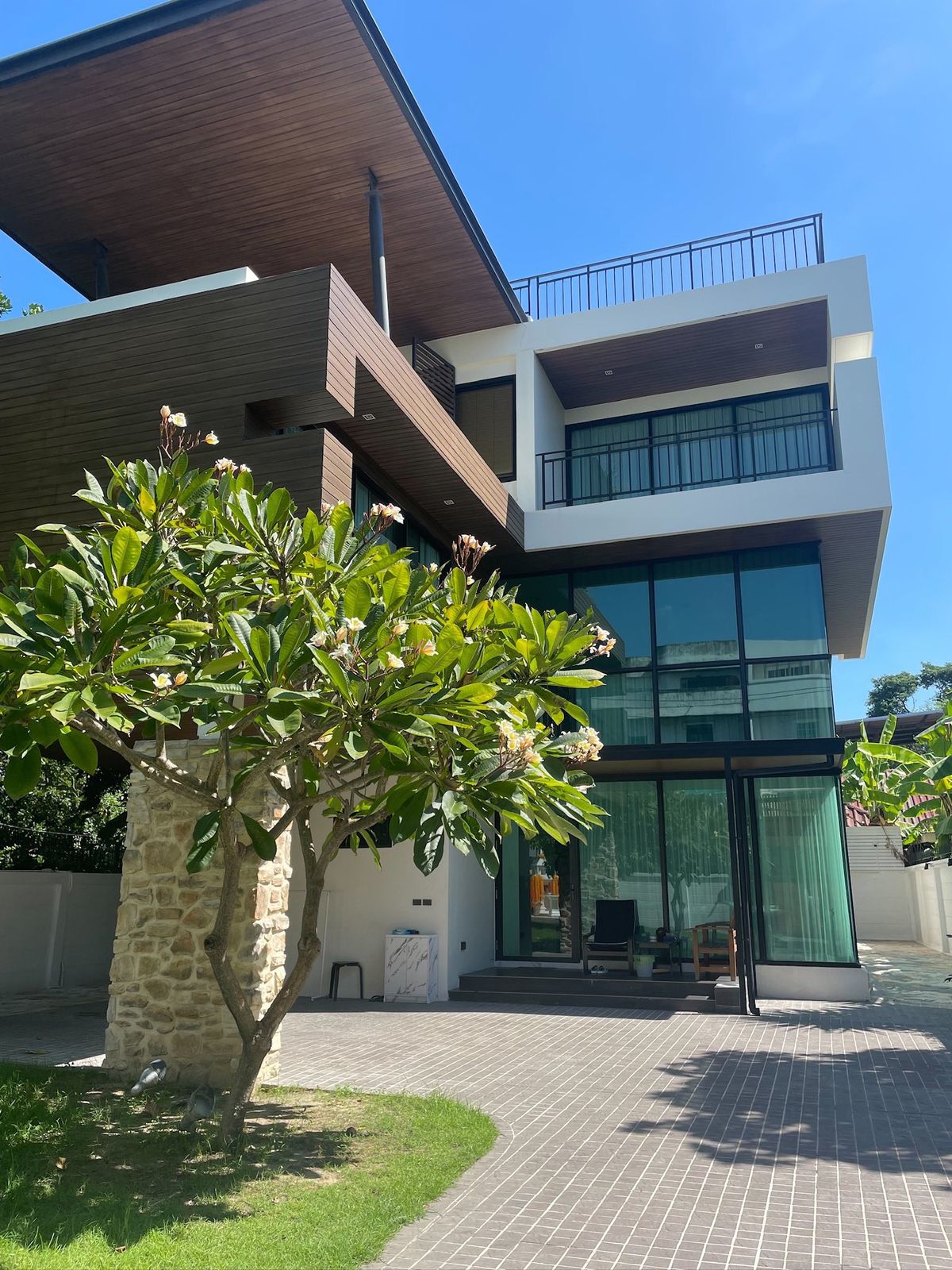 For RentHouseRatchadapisek, Huaikwang, Suttisan : RH100625 Modern 3-story house with rooftop for rent at Ratchada 18