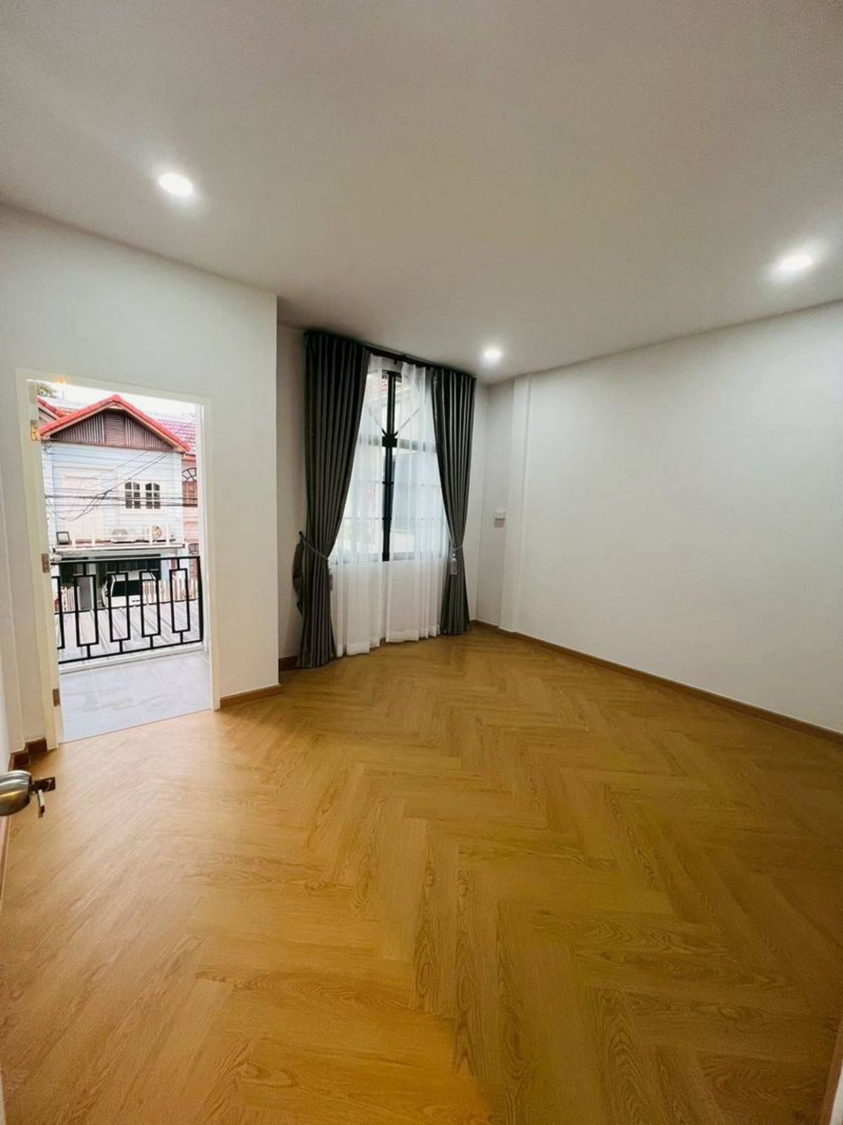 ขายทาวน์โฮมเสรีไทย-นิด้า : ขายทาวน์เฮ้าส์ 2 ชั้น หมู่บ้านเรือนทองนิเวศน์ เนื้อที่ 16.5 ตารางวา 2 ห้องนอน ซอยเสรีไทย 44 ถนนลาดพร้าว ถนนเสรีไทย แขวงคันนายาว เขตบางกะปิ กรุงเทพมหานคร