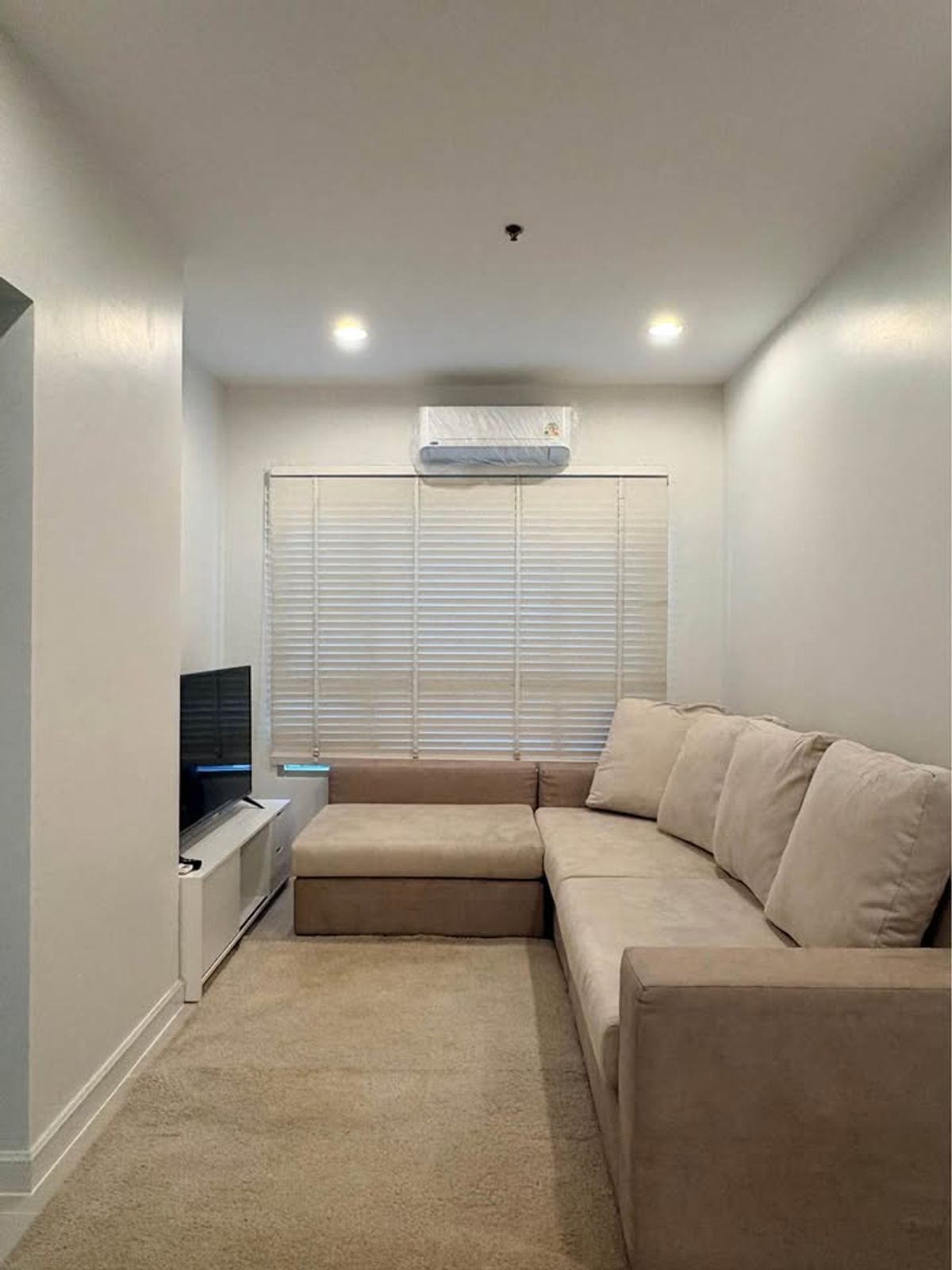For RentCondoWongwianyai, Charoennakor : ⭐️ Q House Condo Sathorn ⭐️ 2 bedrooms, 2 bathrooms, pleasantly decorated. There is complete furniture.