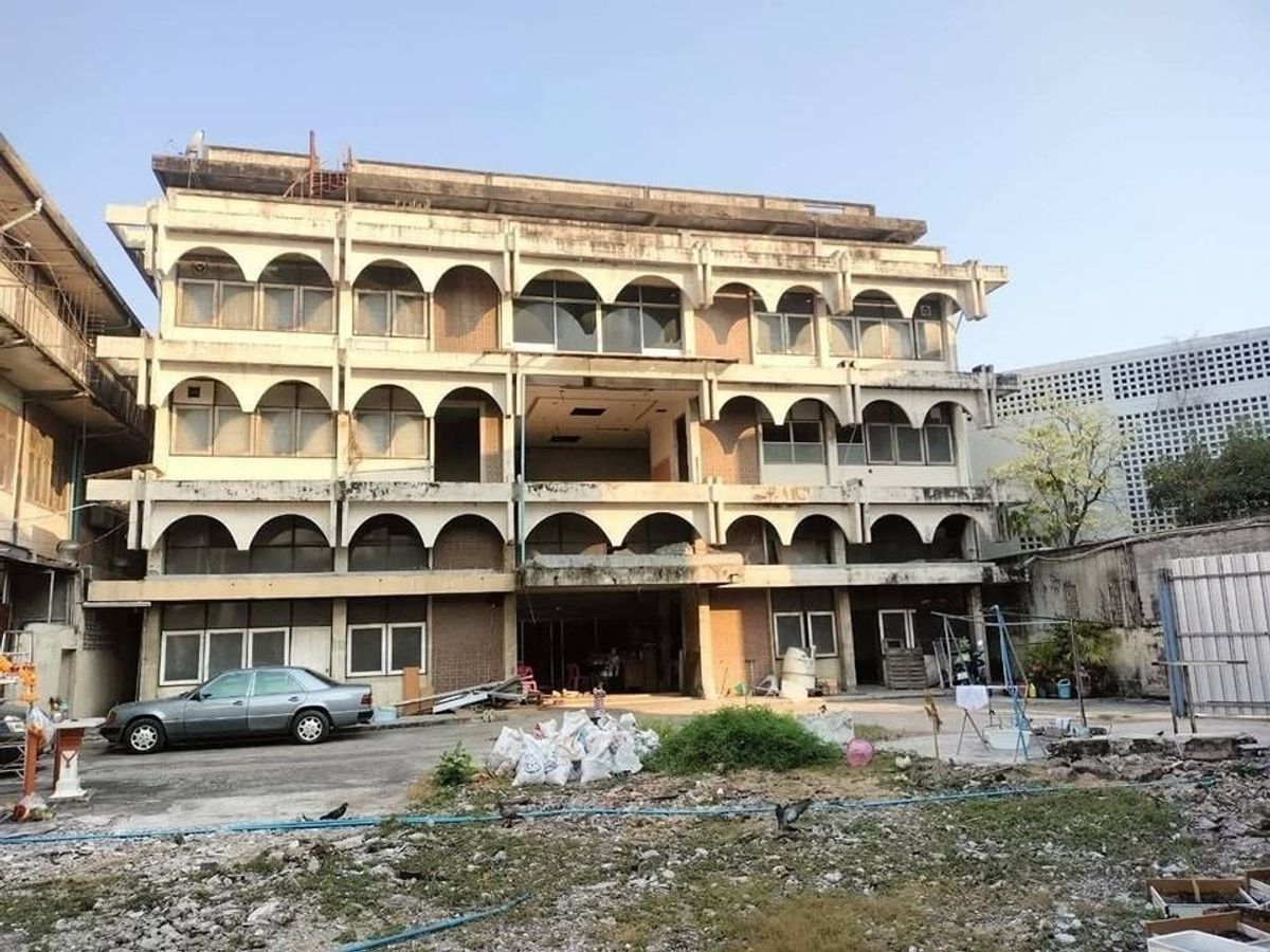 For RentWongwianyai, Charoennakor : Building for rent, 1/2 rai, with 4-story building, next to Sathorn, close to the BTS, next to many hospitals, very cheap price.