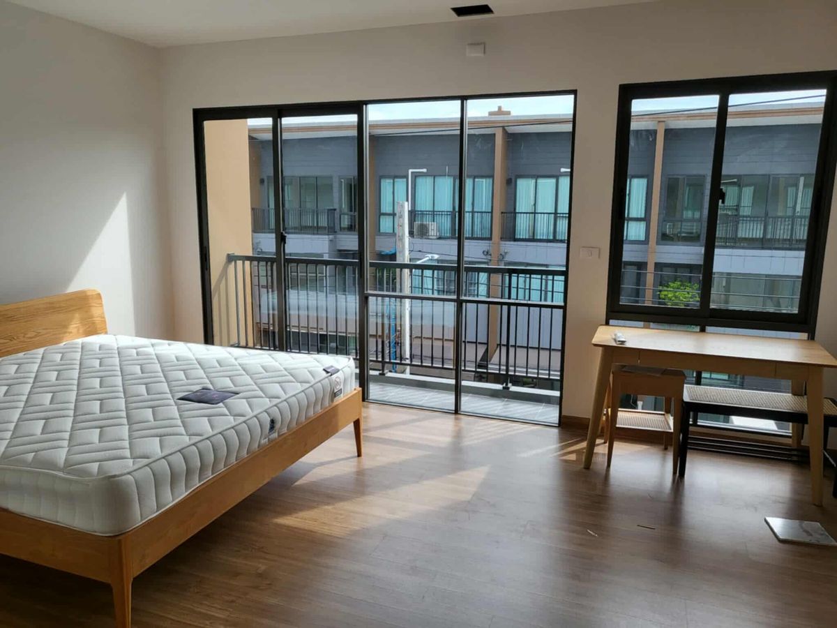 For RentTownhomeOnnut, Udomsuk : RH100525 3-story, 3-bedroom townhome for sale/rent at Baan Klang Muang Sukhumvit-Onnut, just 5 minutes to MRT Sri Nut Station (Yellow Line).
