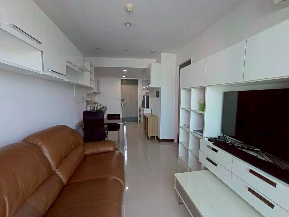 For RentCondoRama9, Petchburi, RCA : If you like orderliness, you have to use this room. Fully built and clean.