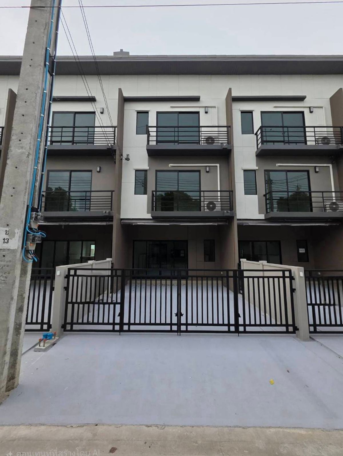 For RentTownhomeKasetsart, Ratchayothin : House for rent, townhome, Baan Klang Muang, Phahon - Ramindra, near Makro Food Service Thep Rak, just 3 minutes.