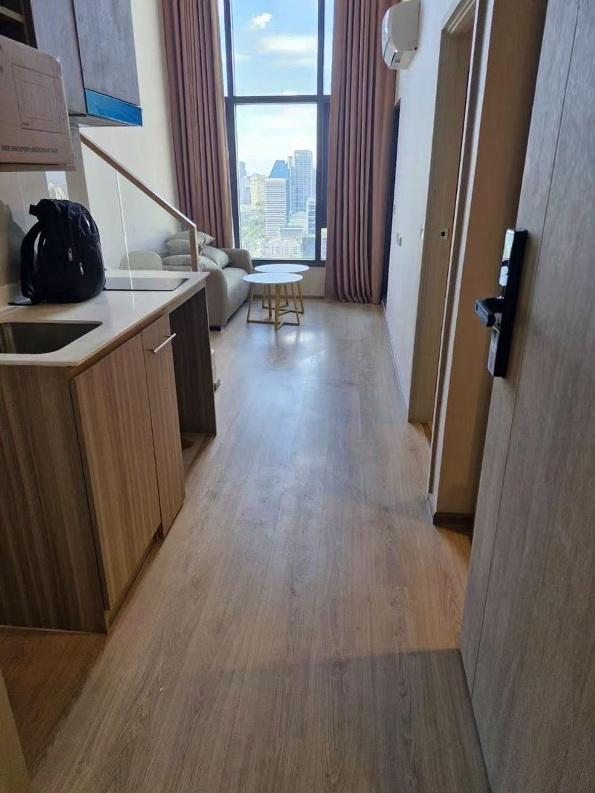 For RentCondoKhlongtoei, Kluaynamthai : Condo Life Rama4 asoke, new condo room, ready to move in, near the CBD area, 2 bedrooms, new room, new room, good location, near MRT Huai Khwang.