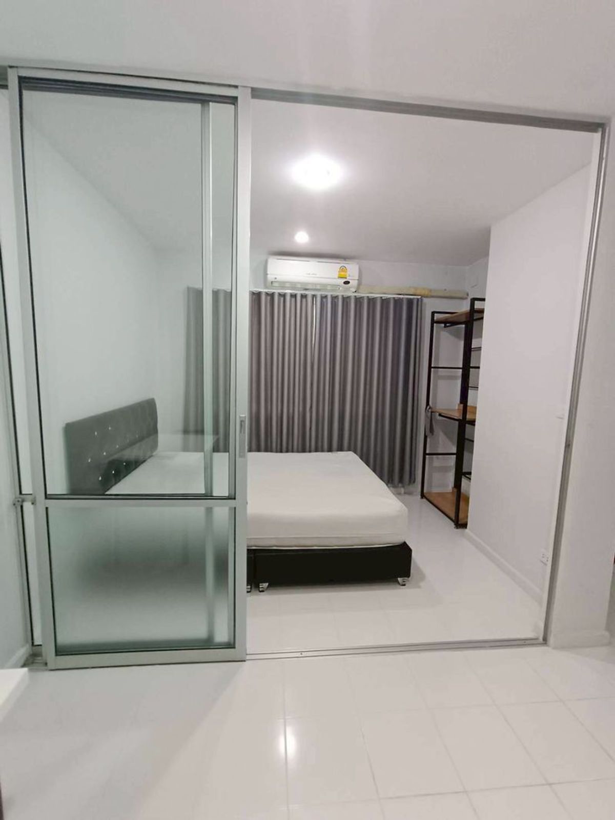 For RentCondoLadkrabang, Suwannaphum Airport : Beautiful budget price room, good condition, garden view, for rent, V condo, Chalong Krung, near Lat Krabang University. near Suvarnabhumi  Near Lat Krabang Industrial Estate