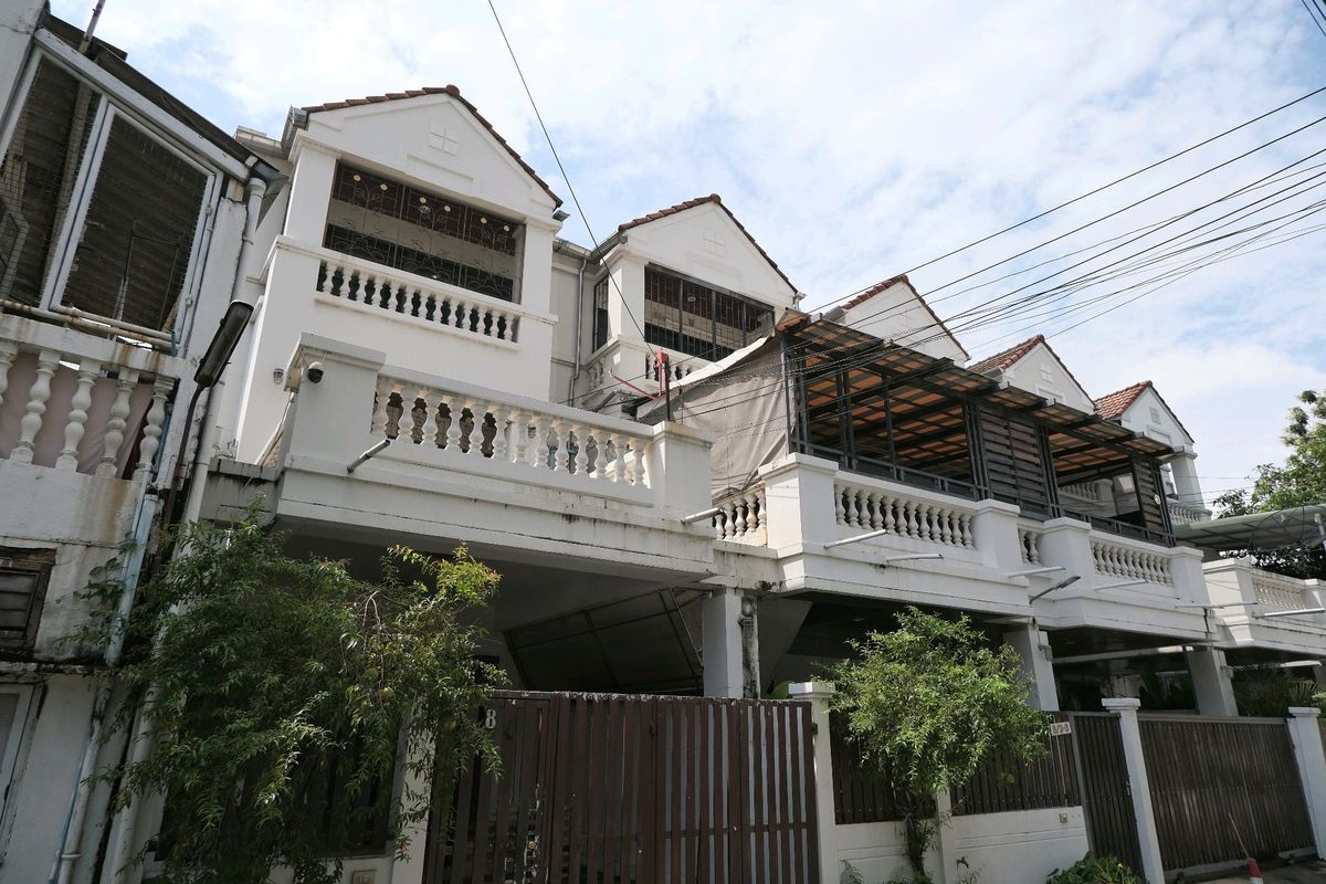ขายทาวน์โฮมลาดพร้าว เซ็นทรัลลาดพร้าว : ขายด่วน !  ทาวน์เฮ้าส์ 3 ทำเลดี ใจกลางรัชดา-ห้วยขวาง  ซ. 20 มิถุนา แยก 9