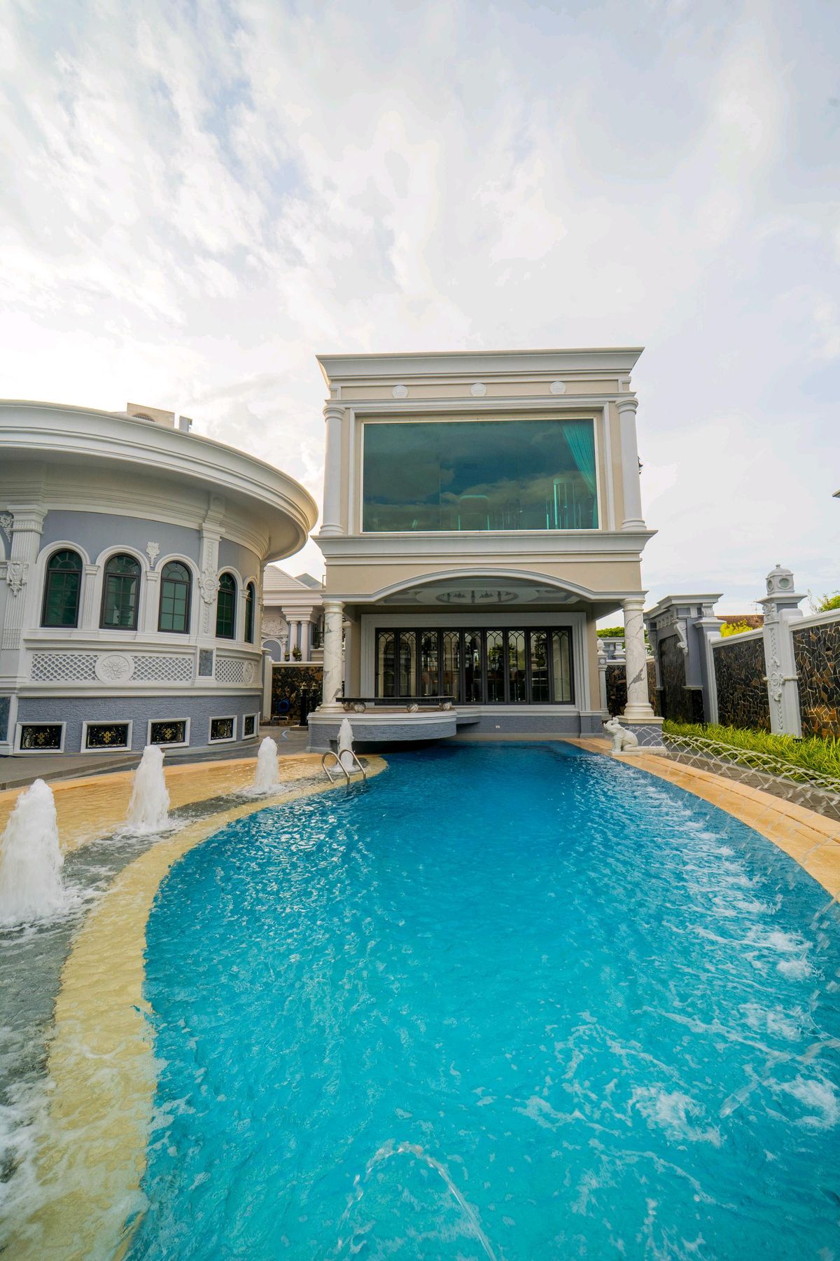 ขายบ้านพุทธมณฑล ศาลายา : 🏛️ ขายคฤหาสน์ที่มีหลังเดียวในโลก — หนึ่งเดียวบนพุทธมณฑลสาย 3