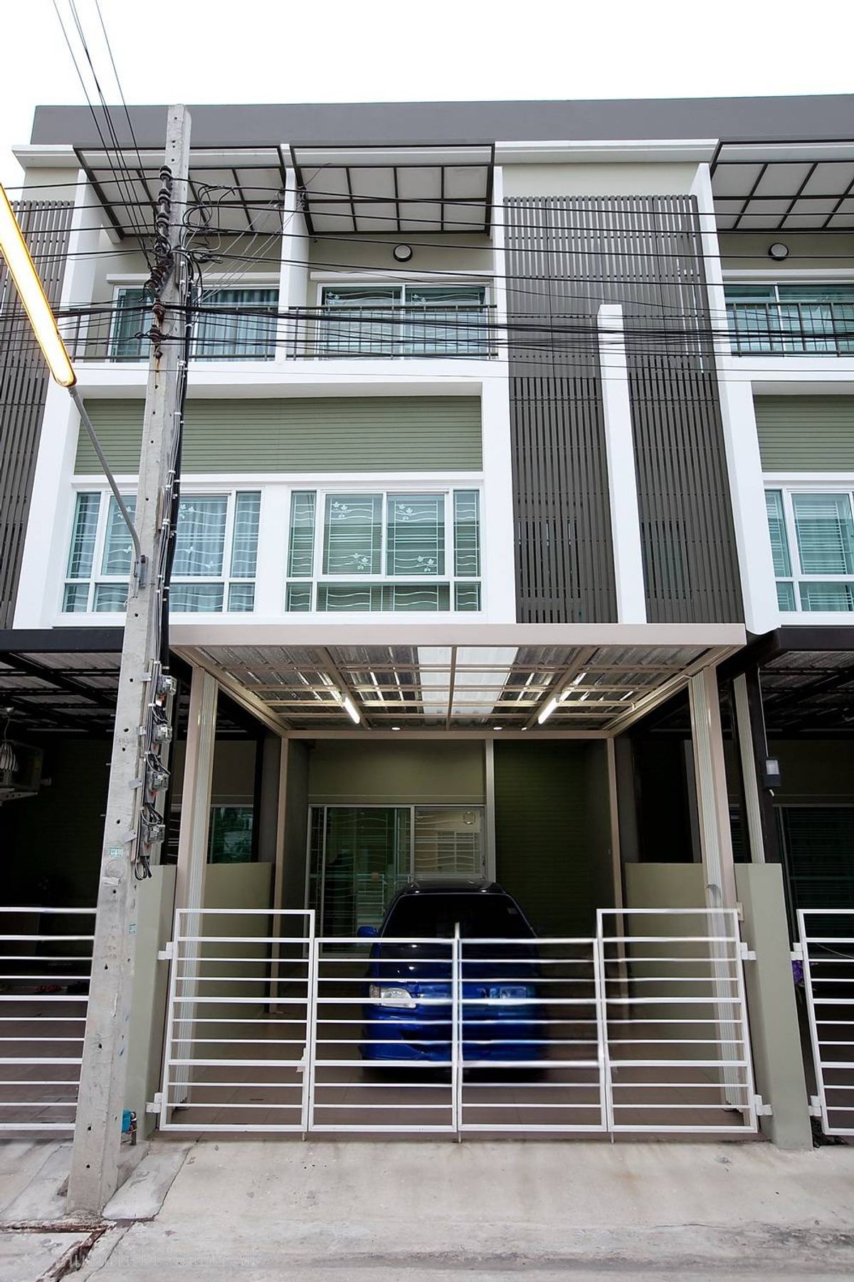 For RentTownhomeMin Buri, Romklao : House for rent, Townhome, Nalin Avenue 2, Ramkhamhaeng, near Sammakorn Market, Ramkhamhaeng, just 3 minutes.