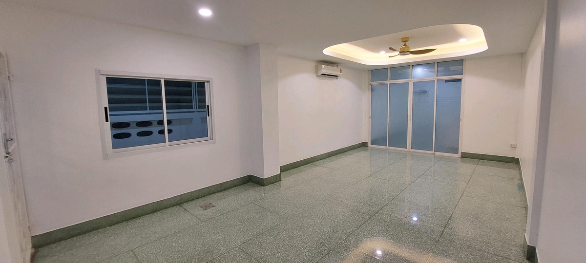 ขายทาวน์โฮมพุทธมณฑล ศาลายา : ขายทาวน์โฮม เจ้าพระราวิลล่า หลังมุม ทำเลดีมากที่สุด ราคาดีมาก รีโนเวทใหม่