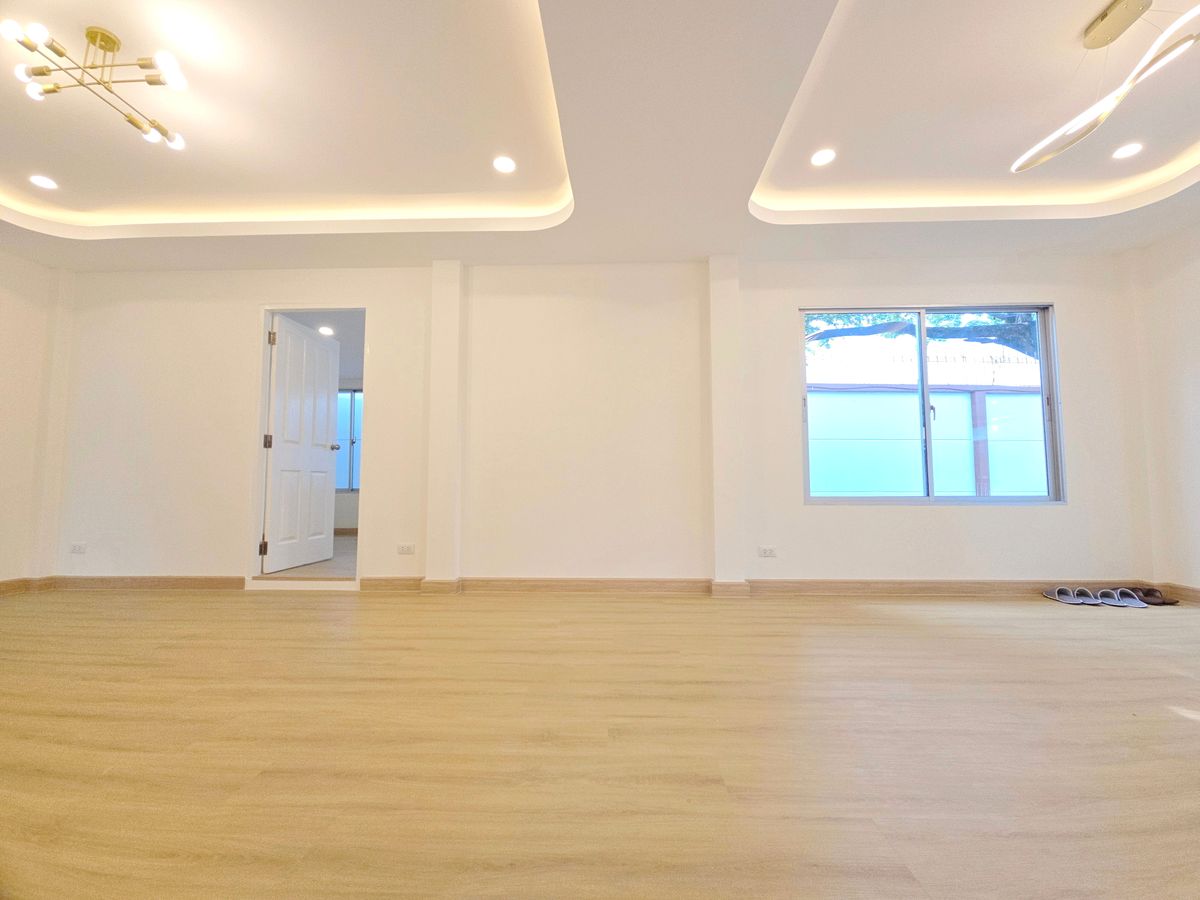 For SaleHouseLadkrabang, Suwannaphum Airport : [For Sale] Urgent Sale! 🔥 4-Bedroom Single House Atoll Maldives Palms – Corner Unit, Fully Renovated, Move-in Ready! Near Mega Bangna