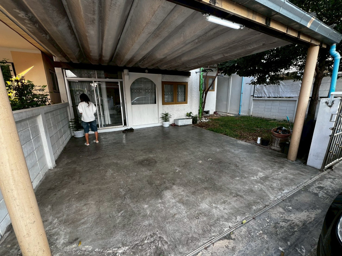 For RentHouseRattanathibet, Sanambinna : house, suitable for office use, pets allowed, Samakkee Road, near the BTS Skytrain, quiet, peaceful, and safe.