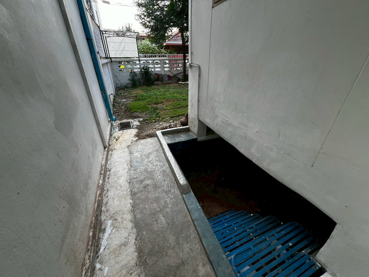 For RentHouseRattanathibet, Sanambinna : house, suitable for office use, pets allowed, Samakkee Road, near the BTS Skytrain, quiet, peaceful, and safe.