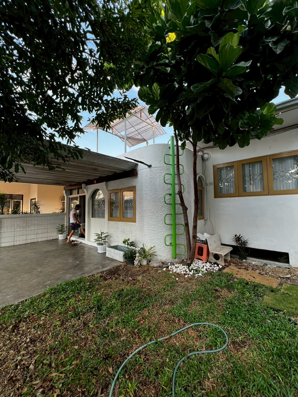 For RentHouseRattanathibet, Sanambinna : house, suitable for office use, pets allowed, Samakkee Road, near the BTS Skytrain, quiet, peaceful, and safe.