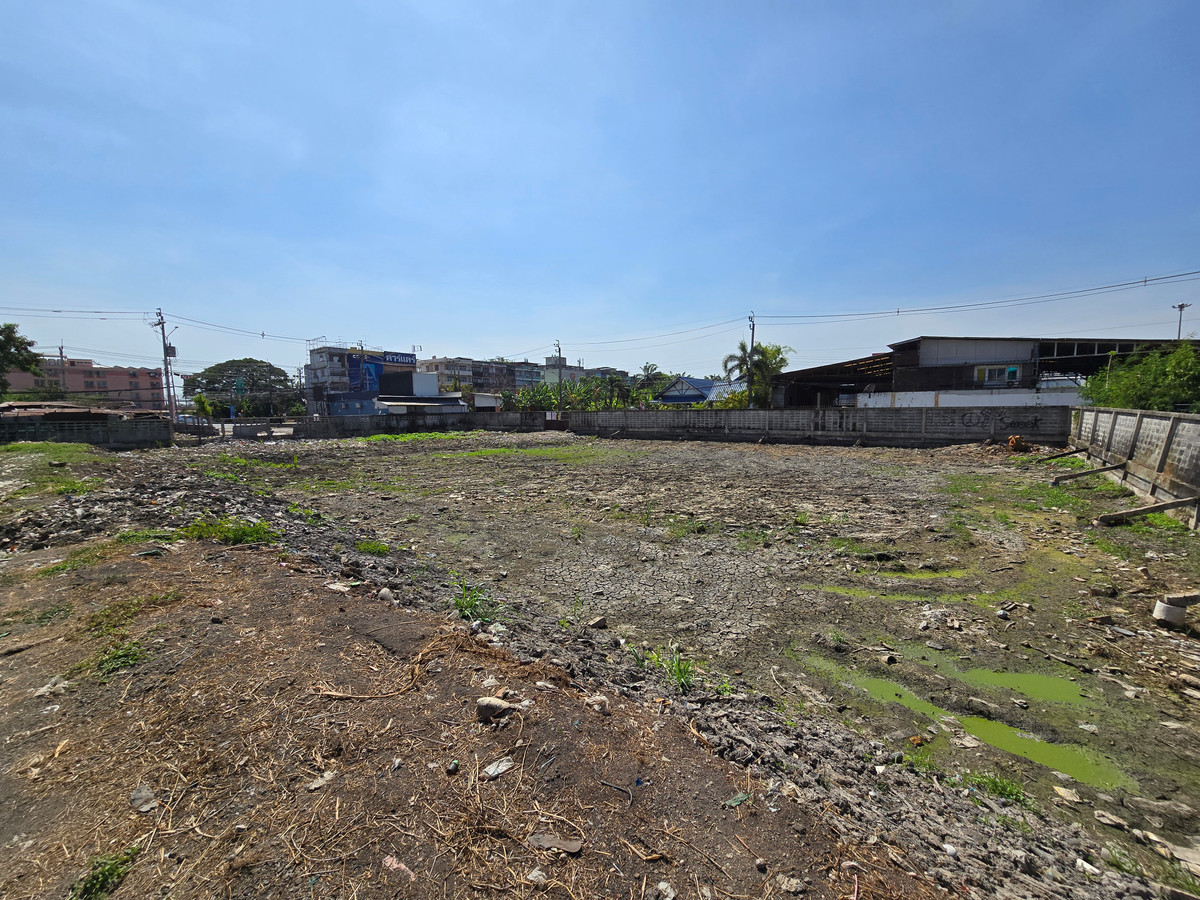 For SaleLandSeri Thai, Ramkhamhaeng Nida : Land for sale, 1-3-6 rai, next to Ramkhamhaeng Road, Only 120 m. to Paseo Ramkhamhaeng, Only 200 m. to Orange Line Station (Khlong Ban Ma Station, in front of Paseo Mall)