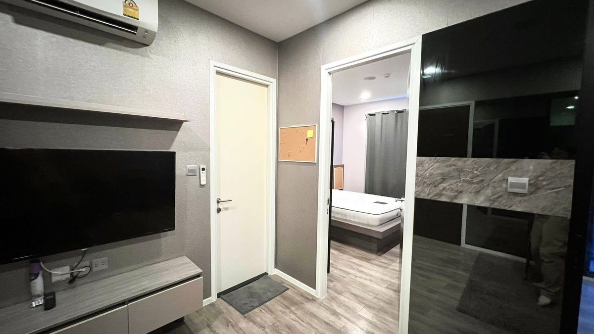 For SaleCondoRatchadapisek, Huaikwang, Suttisan : Urgent sale 📍 Brown Ratchada 32 📍 Convenient transportation, near MRT Lat Phrao, complete with furniture and appliances.