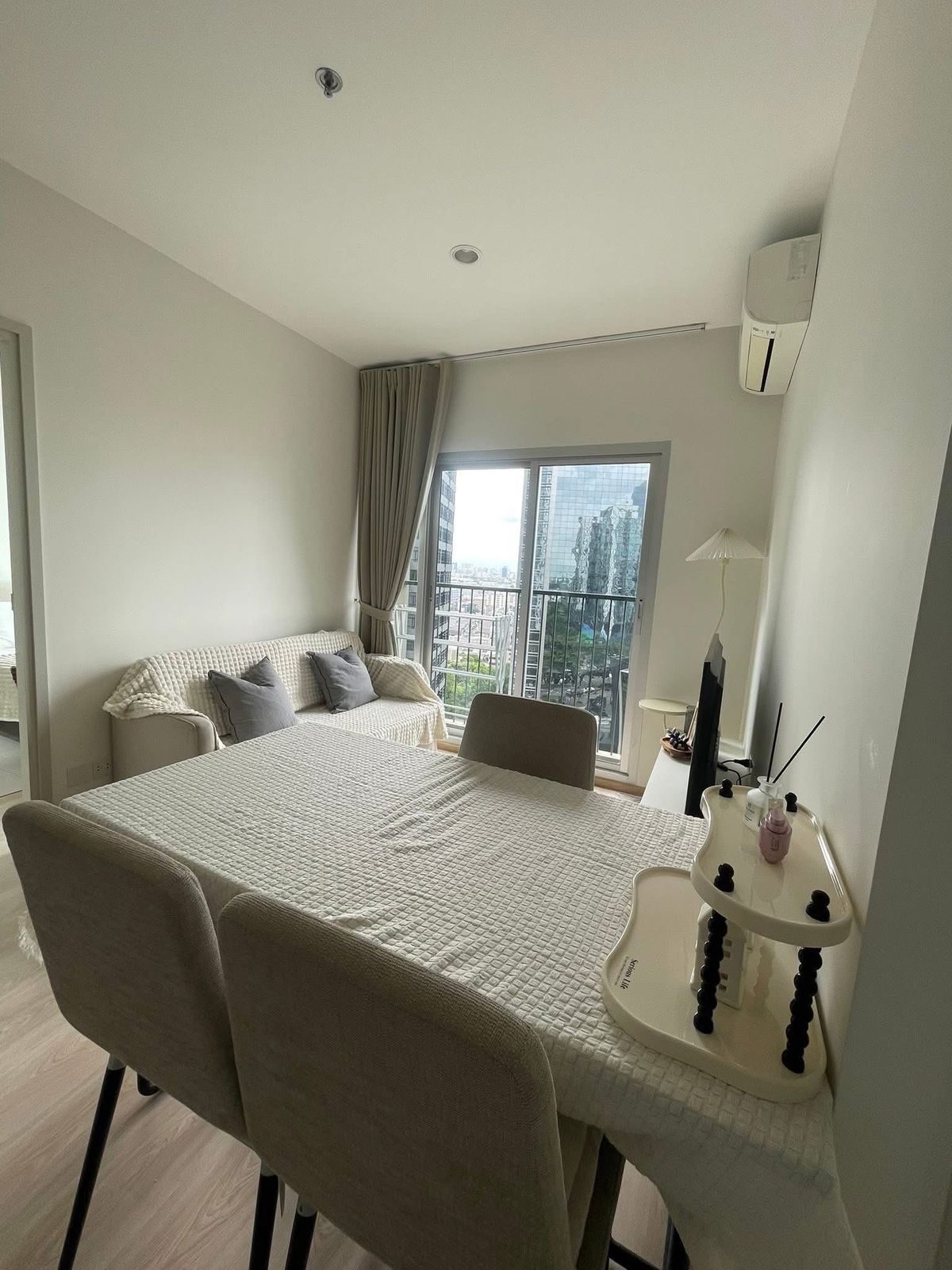 ให้เช่าคอนโดรัชดา ห้วยขวาง : ให้เช่า ✨ Noble Revolve Ratchada 2 ✨ ใกล้ MRT ศูนย์วัฒนธรรม เฟอร์นิเจอร์ และ เครื่องใช้ไฟฟ้าครบ 