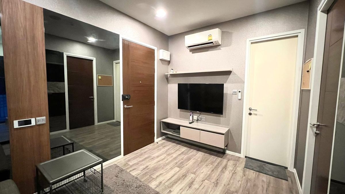 For SaleCondoRatchadapisek, Huaikwang, Suttisan : Urgent sale 📍 Brown Ratchada 32 📍 Convenient transportation, near MRT Lat Phrao, complete with furniture and appliances.