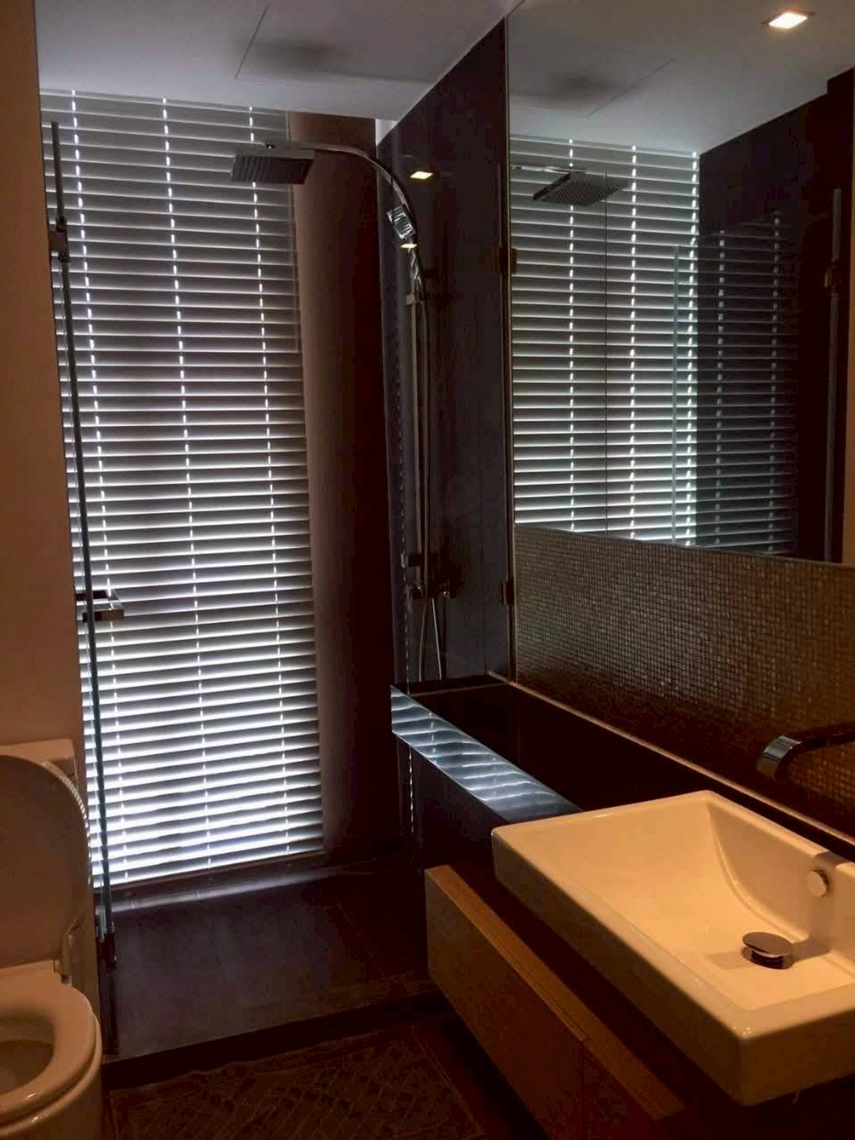 For RentCondoSukhumvit, Asoke, Thonglor : Condo The Loft Ekkamai, convenient travel, close to BTS, there is a shuttle, beautiful room, fully furnished, ready to move in!