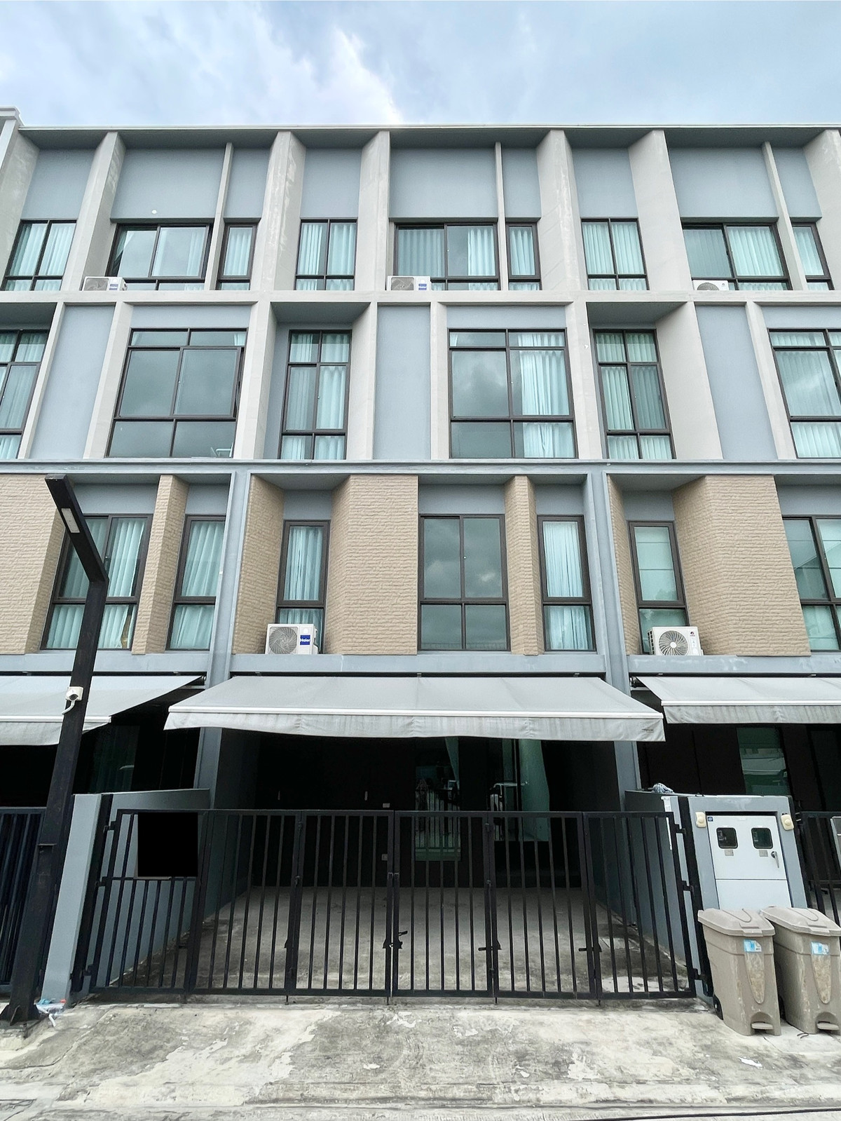 ทาวน์โฮมพัฒนาการ ศรีนครินทร์ : ขาย Modern Town Home Estara Haven พัฒนาการ 20 บ้านดี วิวสวน