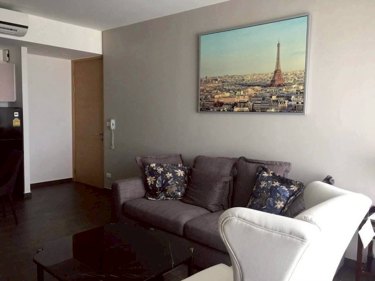 For RentCondoSukhumvit, Asoke, Thonglor : Condo The Loft Ekkamai, convenient travel, close to BTS, there is a shuttle, beautiful room, fully furnished, ready to move in!