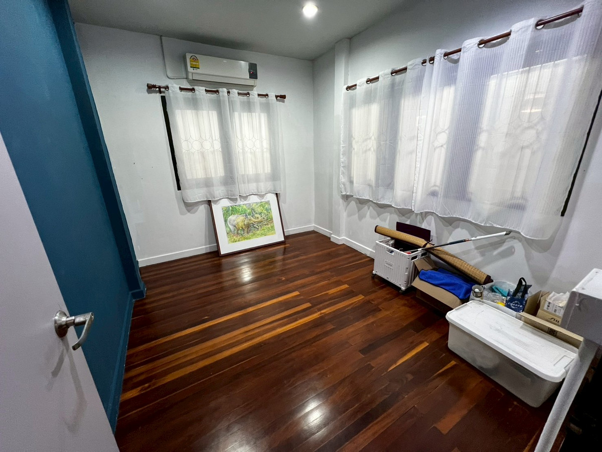 For RentHouseRattanathibet, Sanambinna : house, suitable for office use, pets allowed, Samakkee Road, near the BTS Skytrain, quiet, peaceful, and safe.
