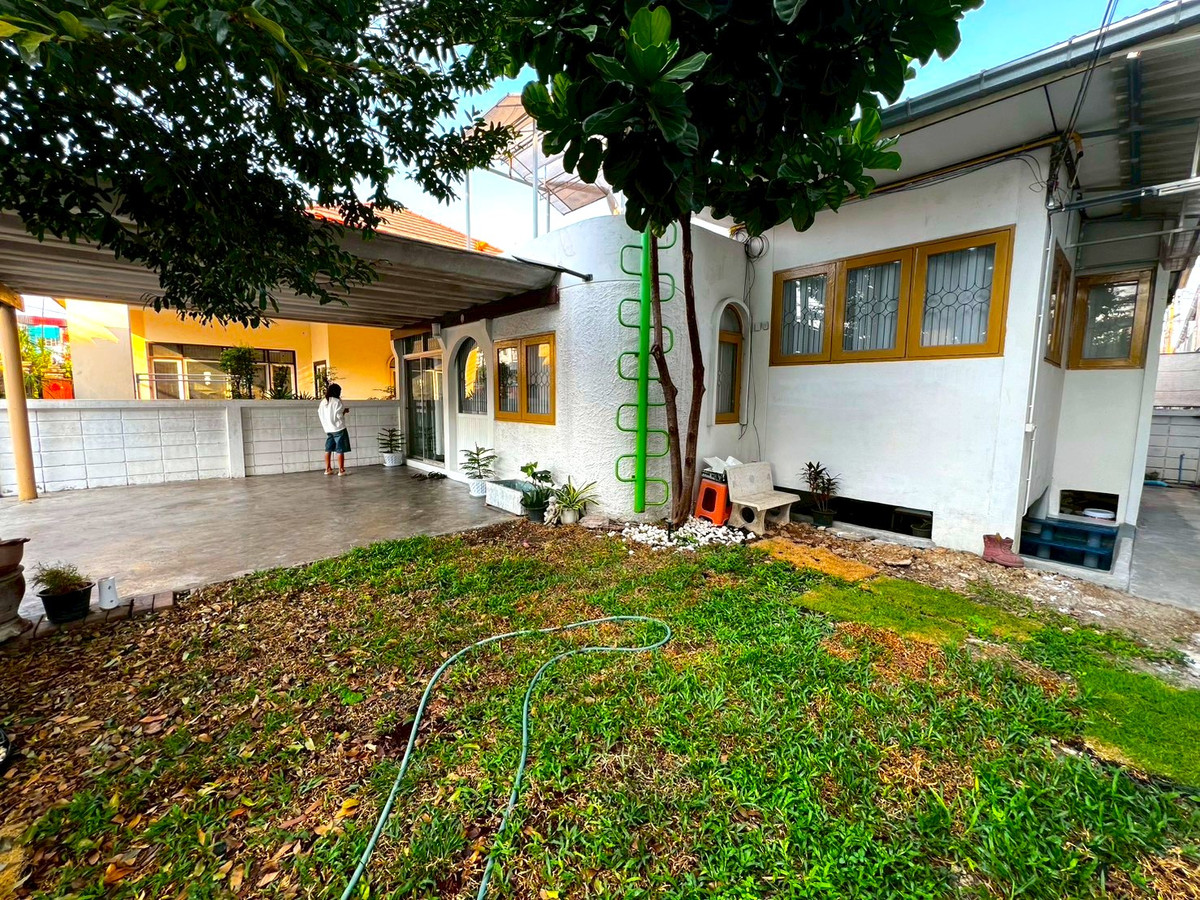 For RentHouseRattanathibet, Sanambinna : house, suitable for office use, pets allowed, Samakkee Road, near the BTS Skytrain, quiet, peaceful, and safe.