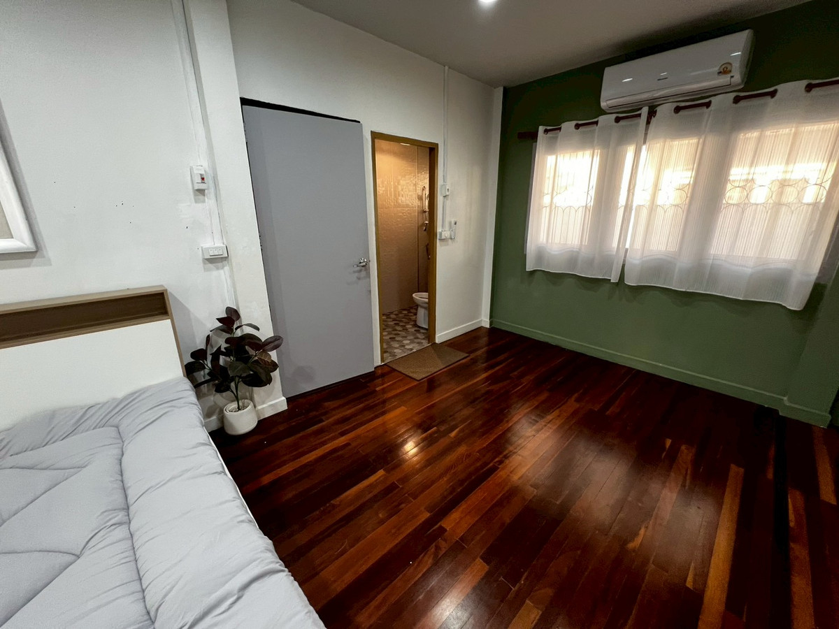 For RentHouseRattanathibet, Sanambinna : house, suitable for office use, pets allowed, Samakkee Road, near the BTS Skytrain, quiet, peaceful, and safe.