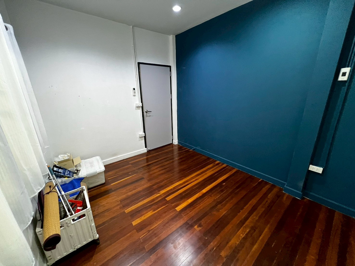 For RentHouseRattanathibet, Sanambinna : house, suitable for office use, pets allowed, Samakkee Road, near the BTS Skytrain, quiet, peaceful, and safe.