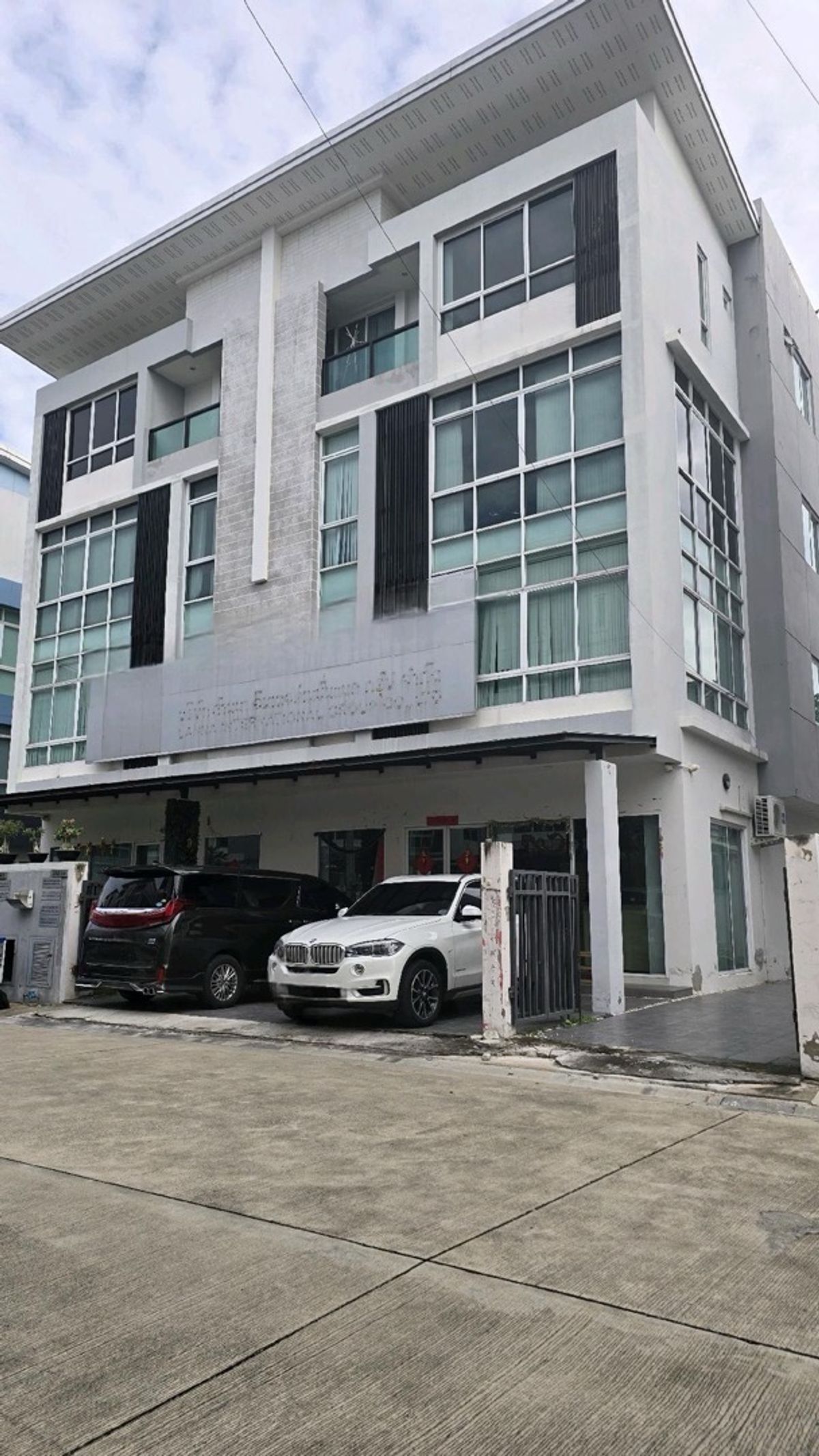 For SaleHome OfficeKaset Nawamin,Ladplakao : Worth the investment! Home office, 4 floors, Biz Galleria, area 800 sq m, prime location Nuanchan-Ramindra, price only 30 million.